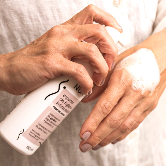 Espuma de Higiene Íntima Suave com Óleo Essencial de Gerânio - NUAÁ Menopausa | 150 ml - 4