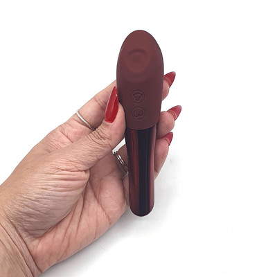 Estimulador Clitoriano em Abs com 10 Modos de Vibração, 5 Níveis de “Batidinhas” e Carregamento Via Cabo USB Magnético - YouVibe | 12,5 x 3,2 cm