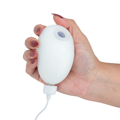Foto 6 do produto Estimulador Clitoriano Recarregável em Silicone com 2 Motores, 11 Intensidades de Ondas de Pressão e 12 Modos de Vibração - Satisfyer Cutie Ghost | 9,0 x 5,6 cm | Cor: Branco