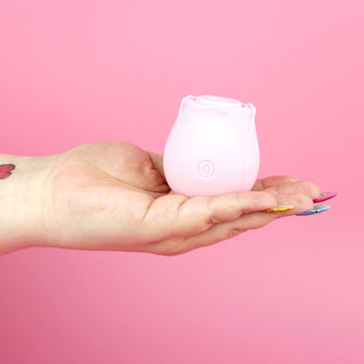Foto 8 do produto Estimulador Clitoriano Recarregável em Silicone com Formato de Rosa e 10 Modos de Pulsação - Happy Meeting | Disponível em 3 Cores