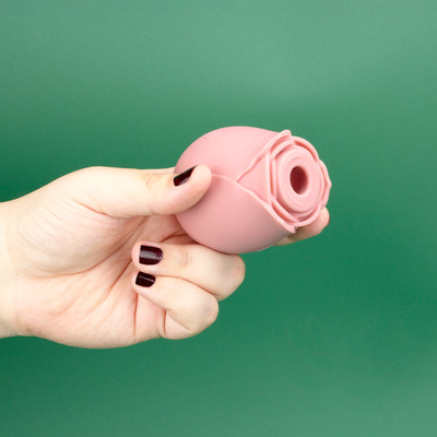 Estimulador Clitoriano em Silicone com Formato de Rosa, 10 Modos de Pulsação e Recarregável - Exclusiva Rose | 6,6 x 5,9 cm | Disponível em 3 Cores