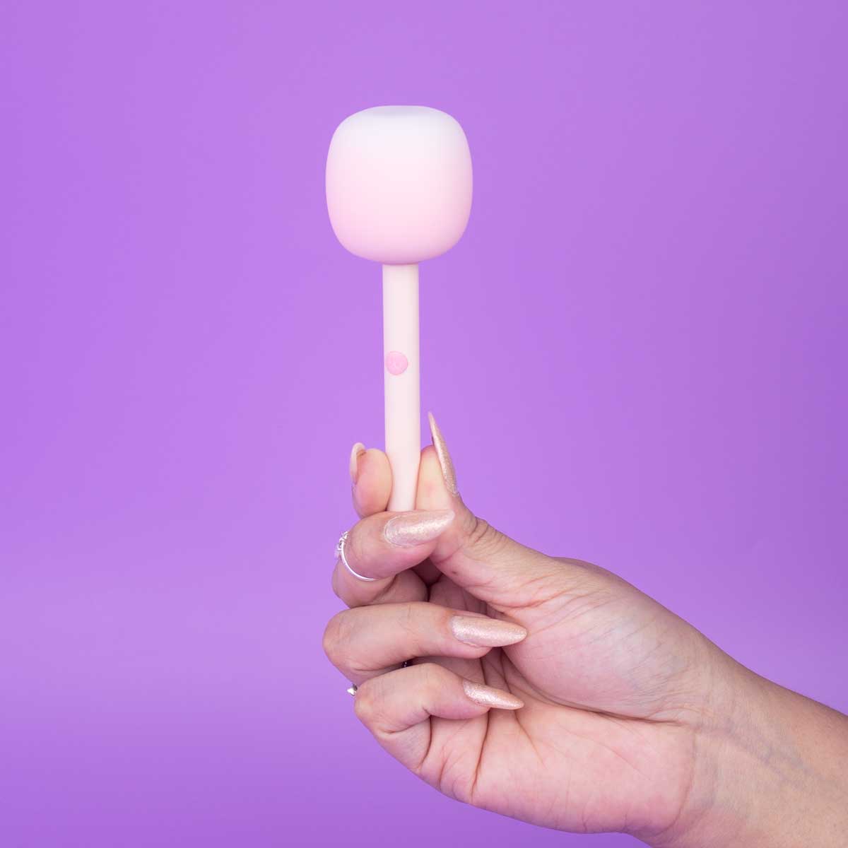 Estimulador de Clitóris com Formato de Pirulito, 10 Modos de Vibração, 5 Níveis de Pulsação e Luminária - Kistoy Bling Pop | 12,5 x 3,8 cm - 4