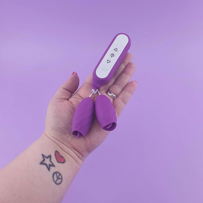 Estimulador de Clítoris Recarregável com 2 Cápsulas Vibratórias em Silicone, 9 Modos de Vibração e Controle Remoto com Fio - S-Hande Chomper | Disponível em 2 cores
