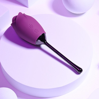 Foto 2 do produto Estimulador de Clitóris Recarregável em Formato de Flor com 9 Modos de Vibrações - Evolved Playboy Pleasure Petal | 15,6 x 4,4 cm