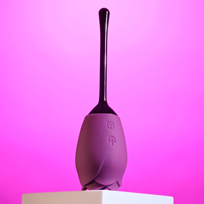 Foto 3 do produto Estimulador de Clitóris Recarregável em Formato de Flor com 9 Modos de Vibrações - Evolved Playboy Pleasure Petal | 15,6 x 4,4 cm