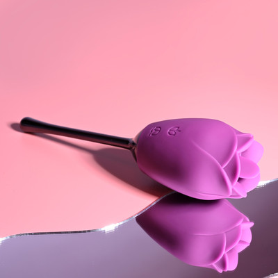 Foto 5 do produto Estimulador de Clitóris Recarregável em Formato de Flor com 9 Modos de Vibrações - Evolved Playboy Pleasure Petal | 15,6 x 4,4 cm