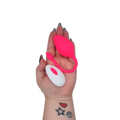 Estimulador de Clitóris Recarregável no Formato de Rosa com 10 Movimentos de Língua e Controle Remoto Sem Fio - Pink Rose | 6,5 x 3,8 cm