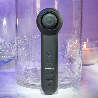 Foto 1 do produto Estimulador de Clitóris em Silicone com 7 Modos de Pulsação e Carregamento Via USB Magnético - Evolved I Wander | 16,5 x 5,7 cm