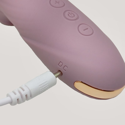 Foto 9 do produto Estimulador de Clitóris em Silicone com 7 Intensidades de Pulsação, Recarregáveis - Adão & Eva | 11,2 x 3,6 cm | Disponível em 2 Cores