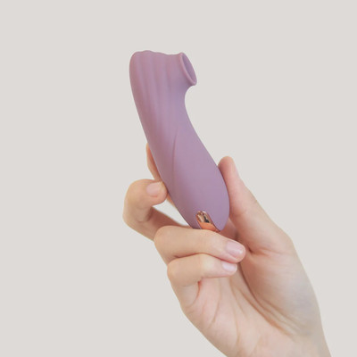 Estimulador de Clitóris em Silicone com 7 Intensidades de Pulsação, Recarregáveis - Adão & Eva | 11,2 x 3,6 cm | Disponível em 2 Cores