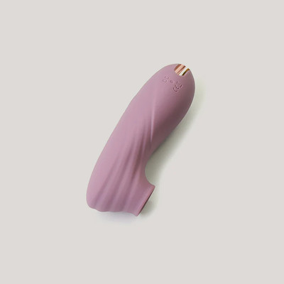 Foto 8 do produto Estimulador de Clitóris em Silicone com 7 Intensidades de Pulsação, Recarregáveis - Adão & Eva | 11,2 x 3,6 cm | Disponível em 2 Cores