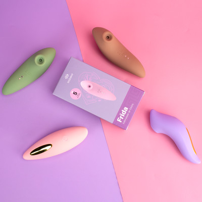 Estimulador Sugador de Clitóris em Silicone com 5 Modos de Pulsação, Resistência à Água e Recarregável via USB - Exclusiva Frida | 12,8 x 3,8 cm | Disponível em 4 Cores