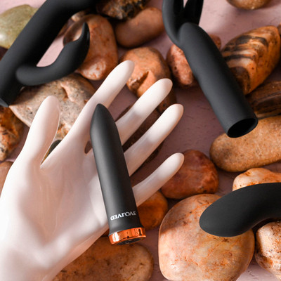 Cápsula Vibratória em ABS Aveludado com 7 Vibrações Potentes e 3 Capas Estimuladoras em Silicone - Evolved Four Play