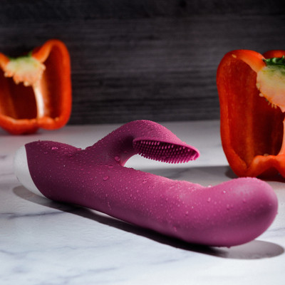 Foto 3 do produto Vibrador de Ponto G e Estimulador de Clitóris com Cerdas Massageadoras, 10 Modos de Vibração e 3 Modos de Rotação - Evolved Lovely Lucy | 24 x 3,7 cm