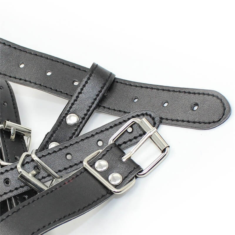 Focinheira em Couro Sintético com Fivelas Ajustáveis e Espinhos em Metal - 5