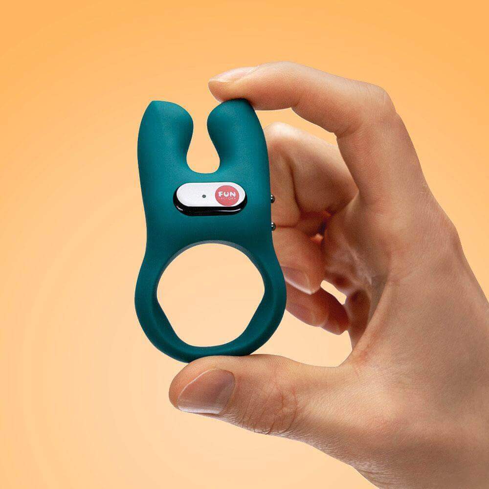 Anel Peniano Recarregável em Silicone com 5 Intensidades de Vibração e Estimulador Clitoriano - Fun Factory Nós | Cor: Azul Mar Profundo - 3