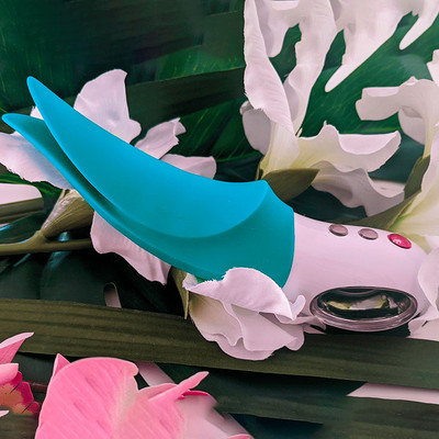 Vibrador Recarregável com Ponta Dupla para Estimular o Clítoris, Feito em Silicone com Coloração Vegana e 6 Modos de Vibração - Fun Factory Volta - 19,5 x 4 cm | Disponível em 3 Cores