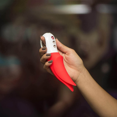 Foto 7 do produto Vibrador Recarregável com Ponta Dupla para Estimular o Clítoris, Feito em Silicone com Coloração Vegana e 6 Modos de Vibração - Fun Factory Volta - 19,5 x 4 cm | Disponível em 3 Cores