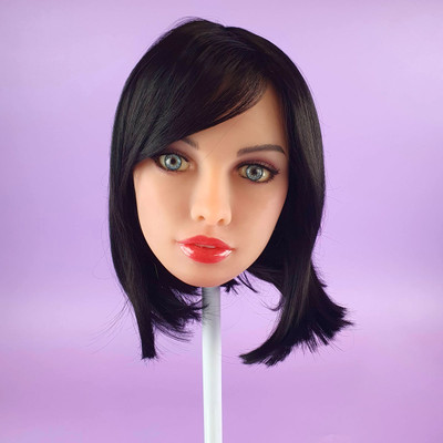 Gina - Boneca Realística em TPE com Cabelo Preto Curto, Olhos Acinzentados, Seios Médios, Vértebras em Aço e Acessórios - 38 kg e 1,66 Metros de Altura