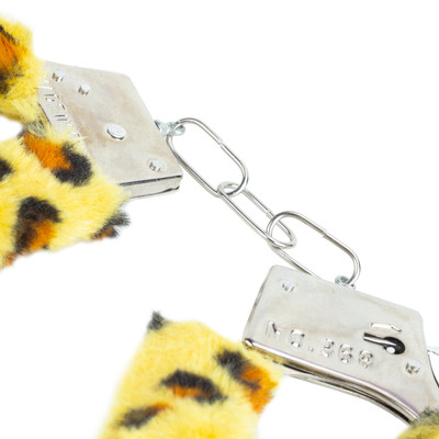 Foto 8 do produto Algemas Reguláveis em Pelúcia com Chave e Trava de Segurança - YouVibe Hand Cuffs | Disponível em 7 Cores