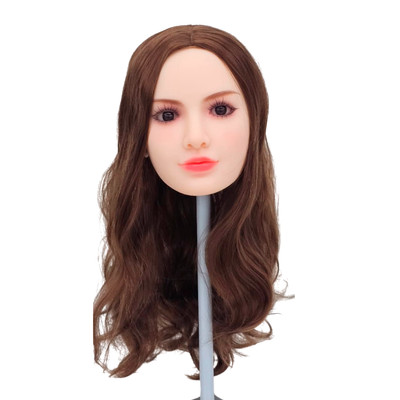 Hannah - Boneca Realística em TPE com Pele Branca, Cabelo Longo Loiro, Olhos Castanhos, Seios Fartos, Vértebras em Aço e Acessórios - 49 Kg e 1,63 Metros de Altura