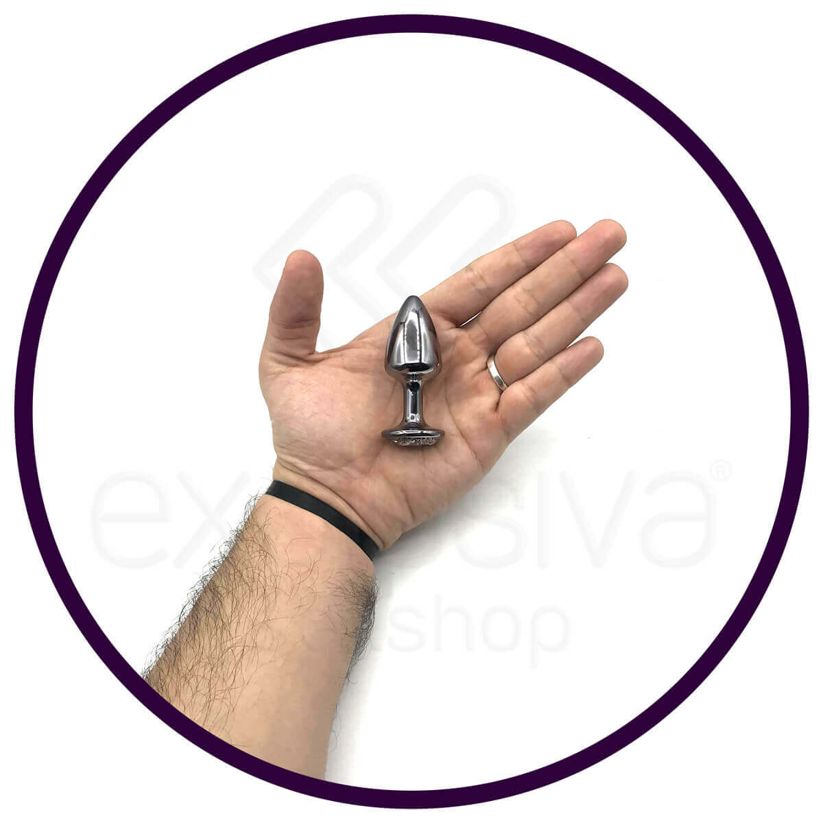 Plug Anal ''P'' em Metal com Formato Cônico e Detalhes de Joias Cravejado - Hard | 5,4 x 2,6 cm | Disponível em 6 Cores - 20