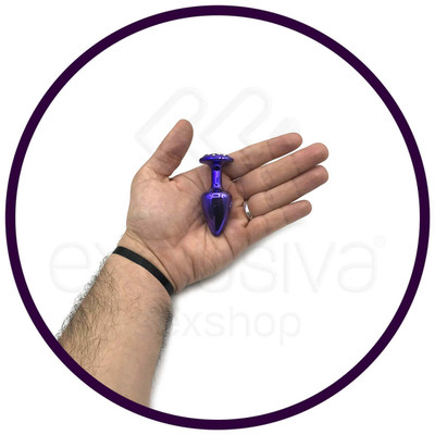 Plug Anal ''P'' em Metal com Formato Cônico e Detalhes de Joias Cravejado - Hard | 5,4 x 2,6 cm | Disponível em 6 Cores