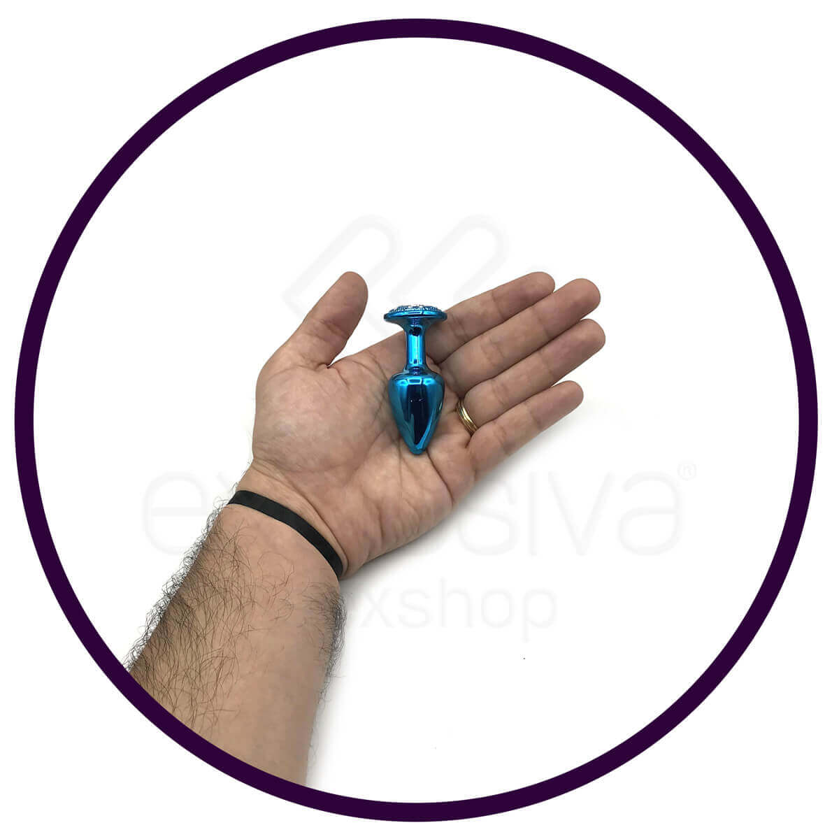 Plug Anal ''P'' em Metal com Formato Cônico e Detalhes de Joias Cravejado - Hard | 5,4 x 2,6 cm | Disponível em 6 Cores - 12