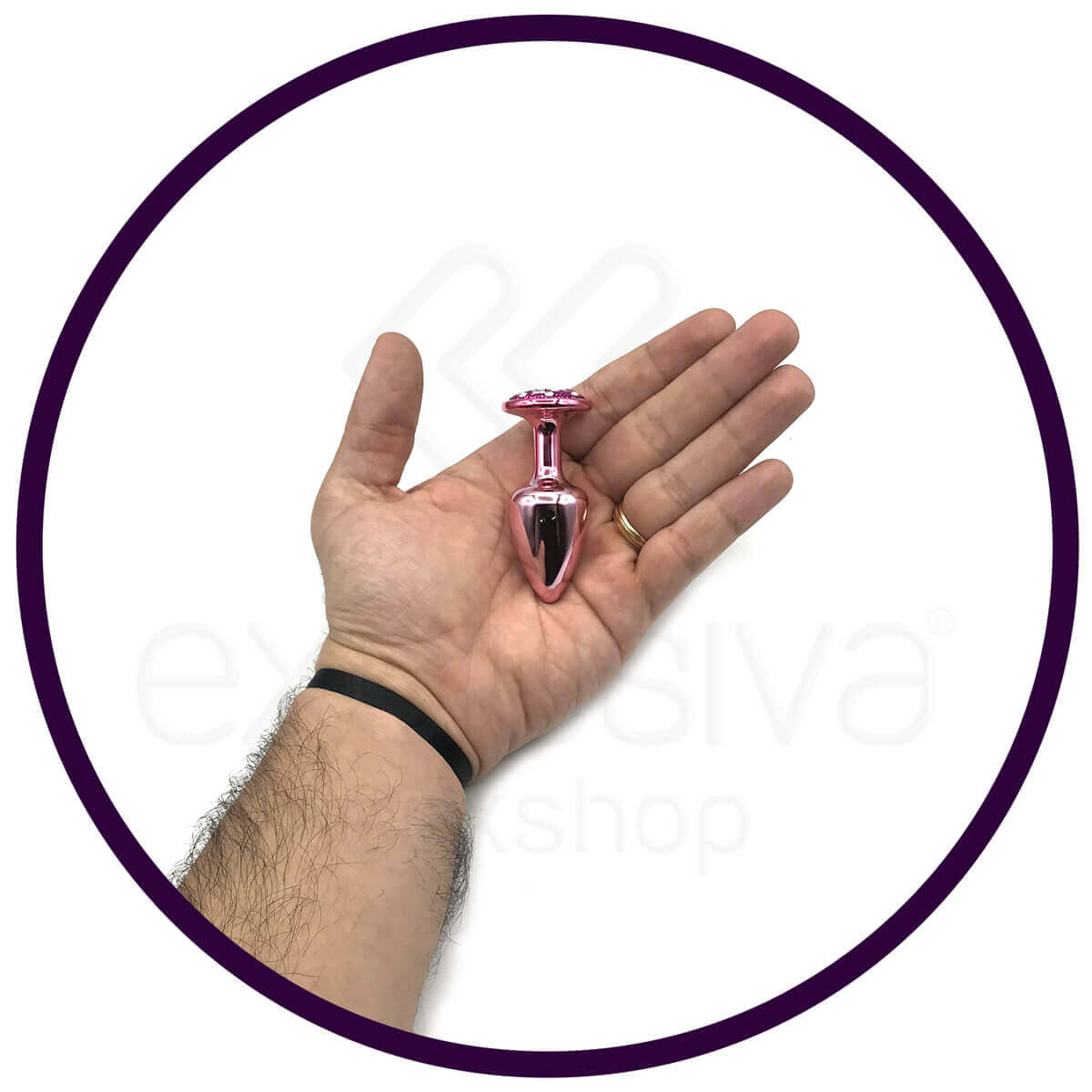 Plug Anal ''P'' em Metal com Formato Cônico e Detalhes de Joias Cravejado - Hard | 5,4 x 2,6 cm | Disponível em 6 Cores - 16