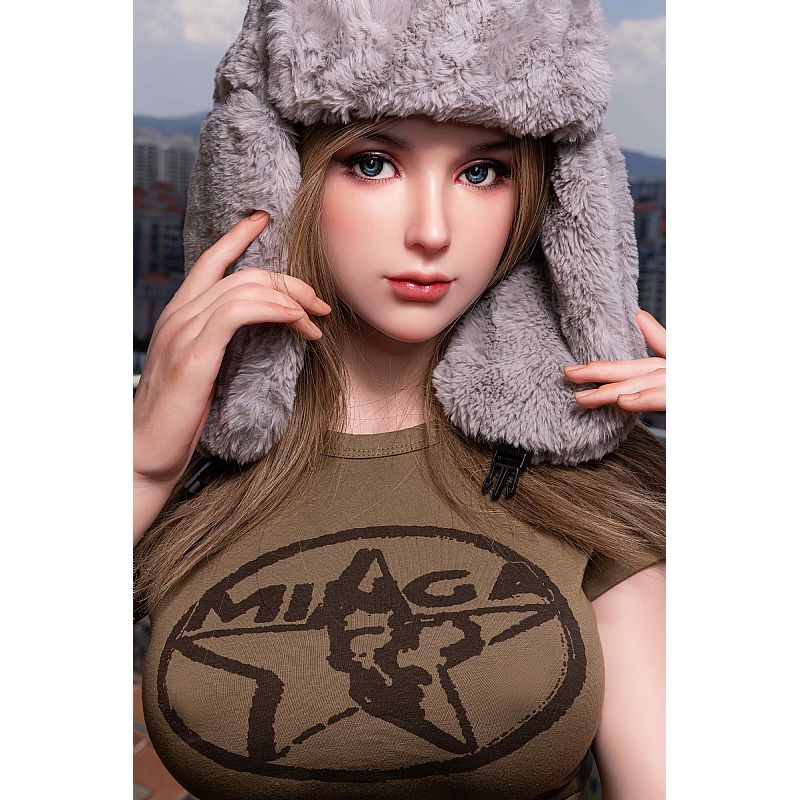 Helena - Boneca Realística em TPE com Pele Branca, Cabelo Loiro Escuro, Olhos Azuis, Seios Médios, Vértebras em Aço e Acessórios - 35 Kg e 1,55 Metros de Altura - 2