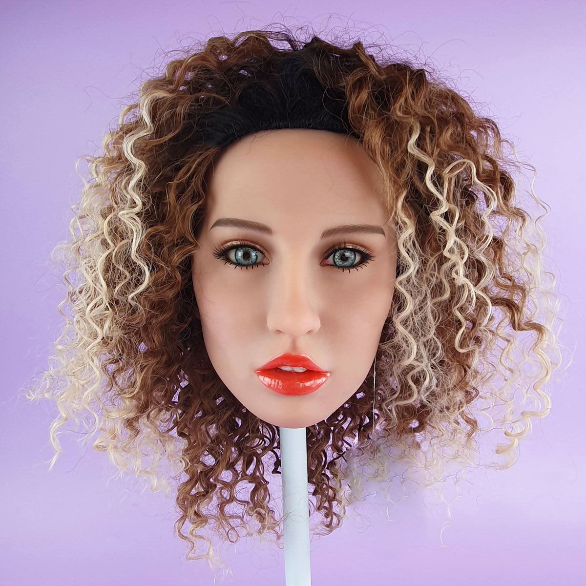 Hermosa - Boneca Realística em TPR com Cabelos Cacheados, Olhos Verdes, Seios Médios, Vértebras em Aço e Acessórios - 33 kg e 1,68 Metros de Altura - 15