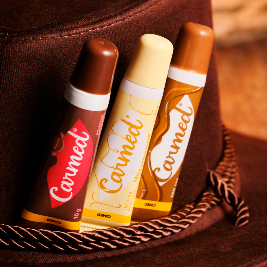 Hidratante Labial Diário com Manteiga de Cacau, Efeito Gloss e Aroma de Brigadeiro - Carmed Boiadeira | 10g | Cor: Marrom - 2