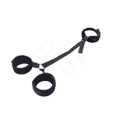 Foto 2 do produto Imobilizador com Coleira em Pelúcia e Par de Algemas - Anti Back Handcuffs Role Play