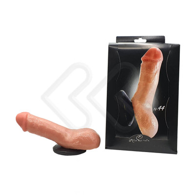 Prótese Peniana Realística Inclinada em Silicone com Corpo Liso, Escroto, Base com Ventosa e Glande Definida - Innamorata Royal N°44 - 11,2 x 4,5 CM