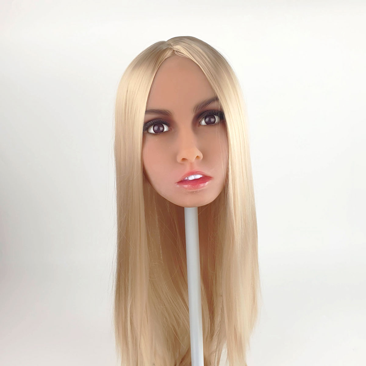 Jenny - Boneca Realística em TPR com Cabelos Loiros e Olhos Castanhos, Seios Pequenos, Vértebras em Aço e Acessórios - 43 kg e 1,57 Metros de Altura - 7