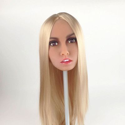 Jenny - Boneca Realística em TPR com Cabelos Loiros e Olhos Castanhos, Seios Pequenos, Vértebras em Aço e Acessórios - 43 kg e 1,57 Metros de Altura