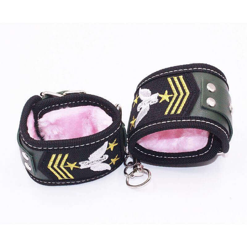 Kit Bondage - Kit Aeronáutica Sexy com Algema, Tornozeleira, Coleira, Venda, Guia, Chicote e Mordaça - Contém 7 Itens - 6