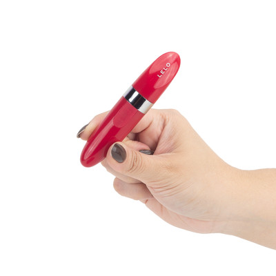 Kit Sensual com Venda em Seda, Algema e Bullet em Forma de Batom com 6 Modos de Vibração - Lelo Adore Me