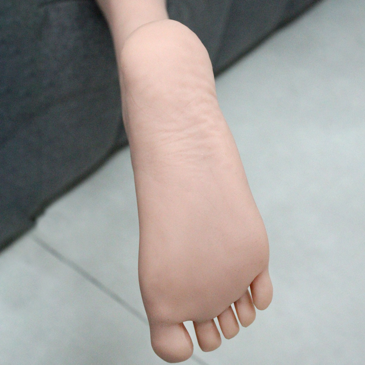 Lara - Boneca Realística em TPE com Pele Morena, Cabelo Longo Castanho, Olhos Azuis Acinzentados, Seios Médio, Vértebras em Aço e Acessórios - 37 Kg e 1,65 Metros de Altura - 7