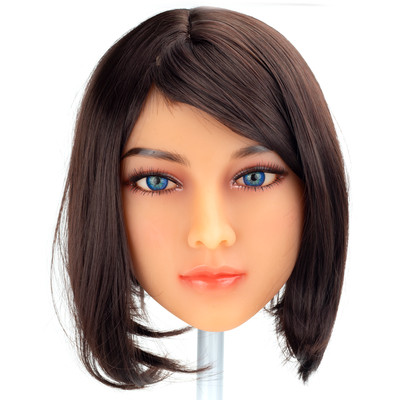Larissa - Boneca Realística em TPE com Pele Branca, Cabelo Castanho Escuro, Olhos Verdes, Seios Médios, Vértebras em Aço e Acessórios - 39 kg e 1,68 Metros de Altura