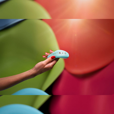 Foto 6 do produto Massageador Estimulador de Clítoris Recarregável em Silicone com 4 Velocidades e 6 Modos de Vibração - Fun Factory Laya II Vibrator - 10,5 x 4 CM | Cor: Azul