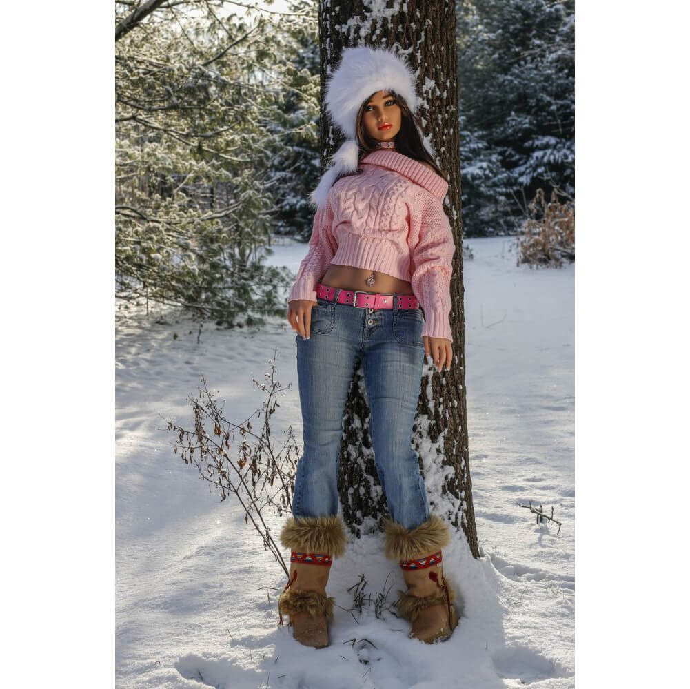 Lola - Boneca Realista em TPE com Rosto Perfeito, Olhos Azuis, Corpo de Modelo, Vértebras em Aço, Cabelos Morenos e Acessórios - 45 kg e 1,54 Metros de Altura - 1