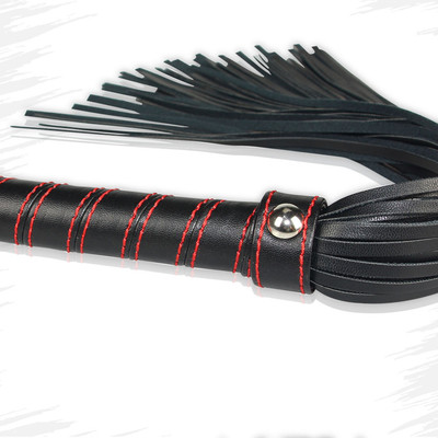 Foto 3 do produto Chicote Luxo com Tiras em Couro Sintético - Lovetoy Bondage Fetish Beginners Flogger | 30 cm | Disponível em 2 Cores