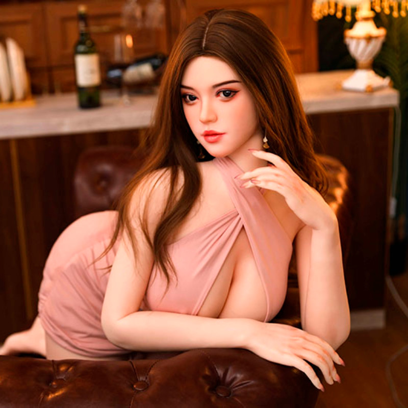 Lucy - Boneca Realística em TPE com Cabelo Longo, Olhos Castanhos, Seios Médios, Vértebras em Aço e Demais Acessórios - 39,5 kg e 1,63 Metros de Altura - 6