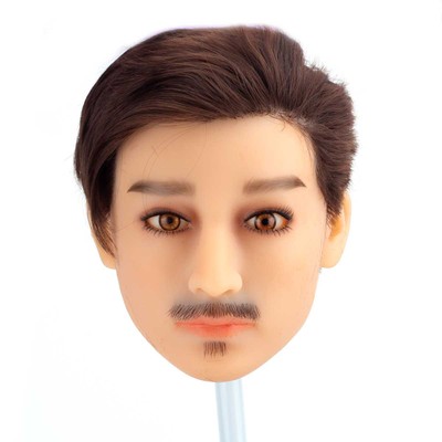 Luke - Boneco Realístico em TPE com Olhos Castanhos Claro, Cabelo Castanho, 2 Próteses Penianas, Vértebras em Aço e Acessórios - 45 Kg e 1,60 Metros de Altura