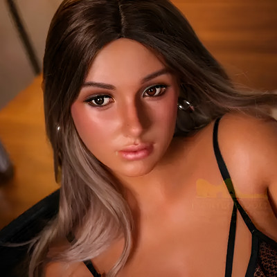 Luna - Boneca Realística em Silicone com Cabelos Longos, Olhos Castanhos, Seios Médios, Vértebras em Aço e Demais Acessórios - IronTech Doll | 42 kg e 164 Metros de Altura