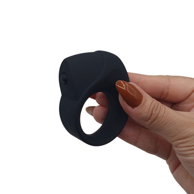 Anel Peniano em Silicone Soft Touch com Vibração Única - Magic Ring | 6,2 x 4,5 cm | Cor: Preto