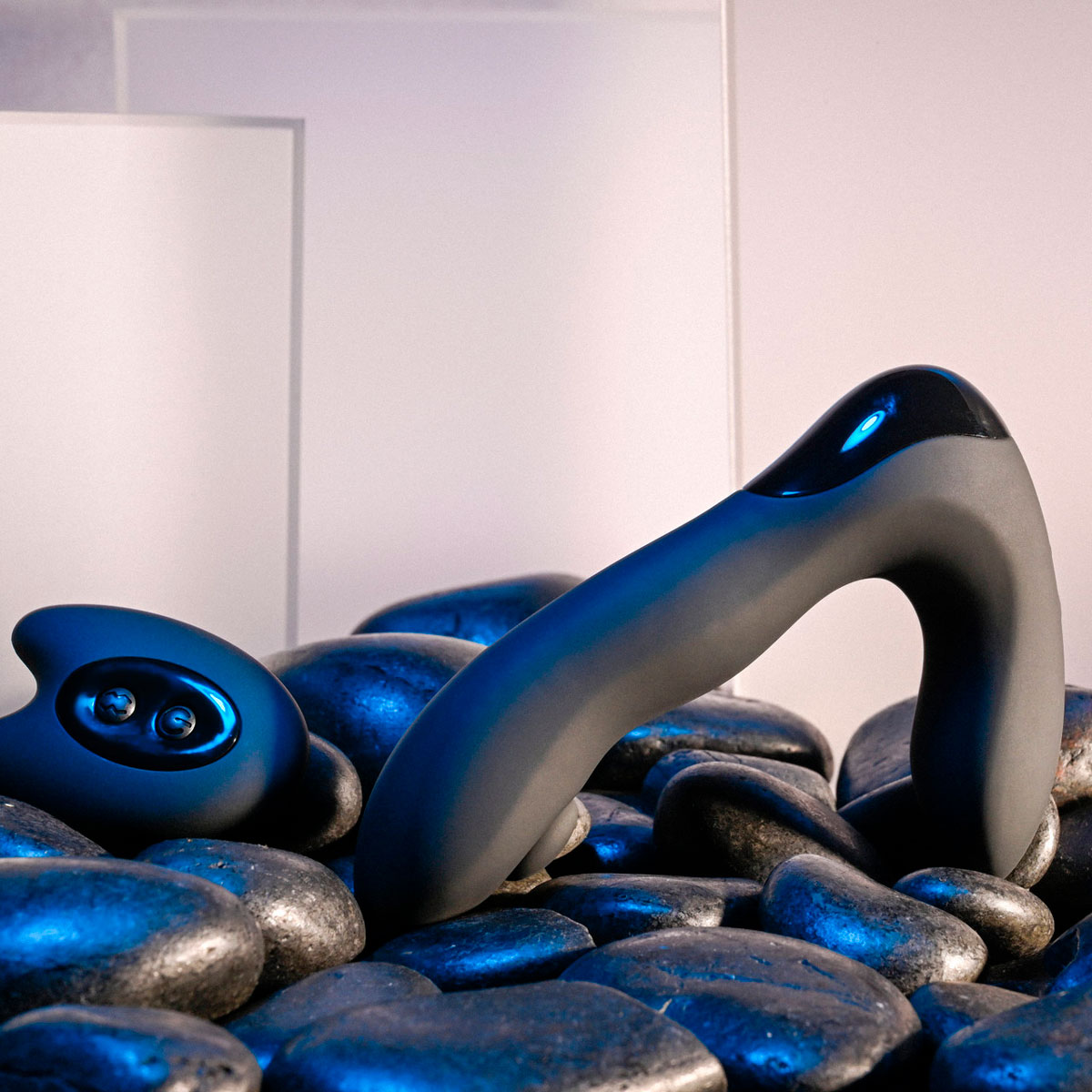 Massageador de Próstata e Períneo em Silicone com 10 Modos de Vibração, 2 Motores e Controle Remoto Sem Fio e Carregamento Via Cabo USB - Zero Tolerance Tap It | 11 x 3,2 cm - 2