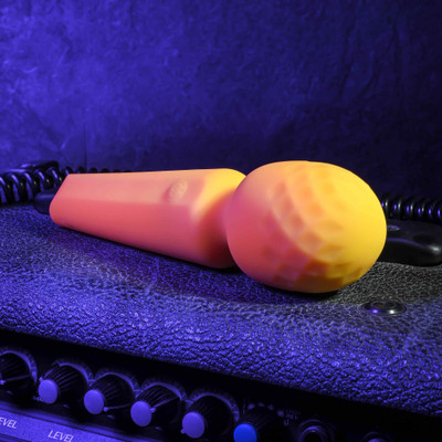 Foto 2 do produto Massageador Revestido em Silicone Macio com 10 Modos de Vibração, Resistente à Água e Recarregável - Evolved Sunshine | 17 x 4,6 cm