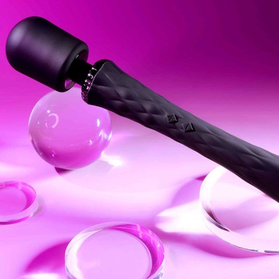 Foto 2 do produto Massageador em Silicone Aveludado com 10 Modos de Vibração, 3 Níveis de Velocidade, Resistente à Água e Recarregável - Evolved Playboy Pleasure Royal Wand